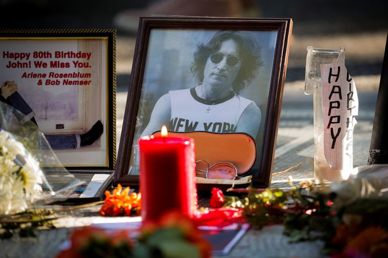 &copy; Reuters. نصب تذكاري لعضو فريق البيتلز وأيقونة موسيقى الروك جون لينون في نيويورك بصورة من أرشيف رويترز.