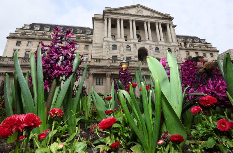 &copy; Reuters. FILE PHOTO: Spring flowers bloom in front of the Bank of England building, in London, Britain, March 21, 2024. REUTERS/Toby Melville/File Photo