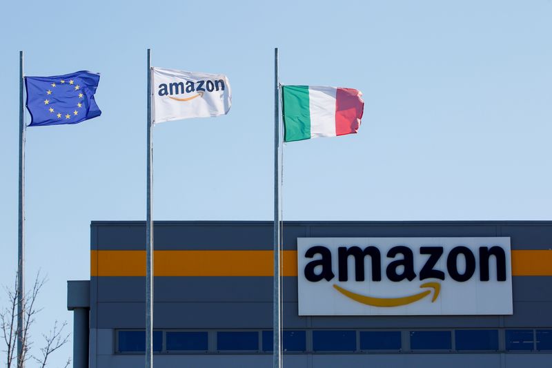 &copy; Reuters. Bandiere fuori da un centro di distribuzione, durante uno sciopero delle attività logistiche di Amazon in Italia, a Passo Corese, Italia, 22 marzo 2021. REUTERS/Remo Casilli/Foto d'archivio