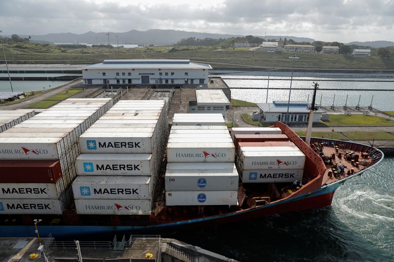 &copy; Reuters. FILE PHOTO: Hong Kong LICA MAERSK container ship transits through Agua Clara Locks at the Panama Canal, on the outskirts of Panama City, Panama, April 11, 2024. REUTERS/Aris Martinez/File Photo