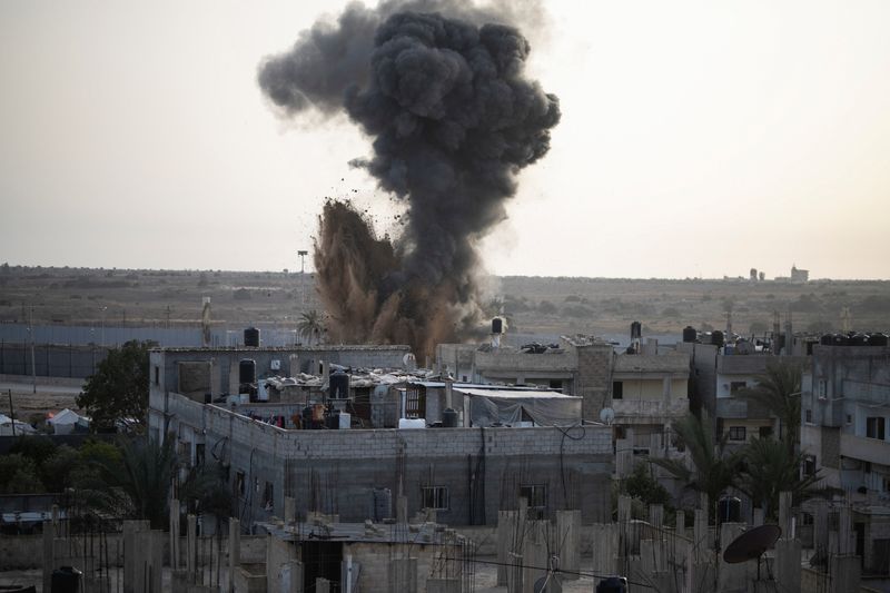 &copy; Reuters.  ４月２４日、 イスラエルの複数のメディアは同国軍が近くパレスチナ自治区ガザ南部のラファに侵攻すると報じた。写真は２２日、イスラエルの攻撃でラファから噴煙が上がる様子（２０