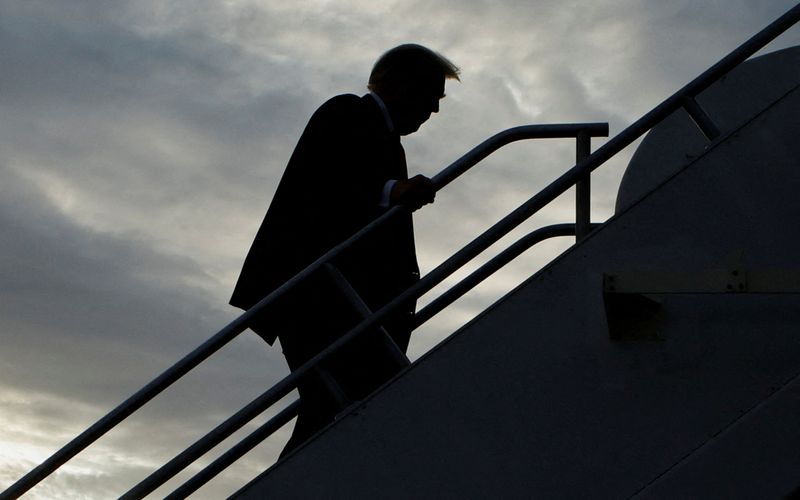 © Reuters. FILE PHOTO: Former U.S. President and Republican presidential candidate Donald Trump boards his plane to depart from Eastern Iowa Airport after campaigning in Cedar Rapids, Iowa, U.S. October 7, 2023.  REUTERS/Jonathan Ernst/File Photo