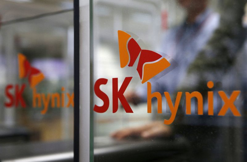 &copy; Reuters. FILE PHOTO: Employee walks past the logo of SK Hynix at its headquarters in Seongnam, South Korea, April 25, 2016. REUTERS/Kim Hong-Ji/File Photo