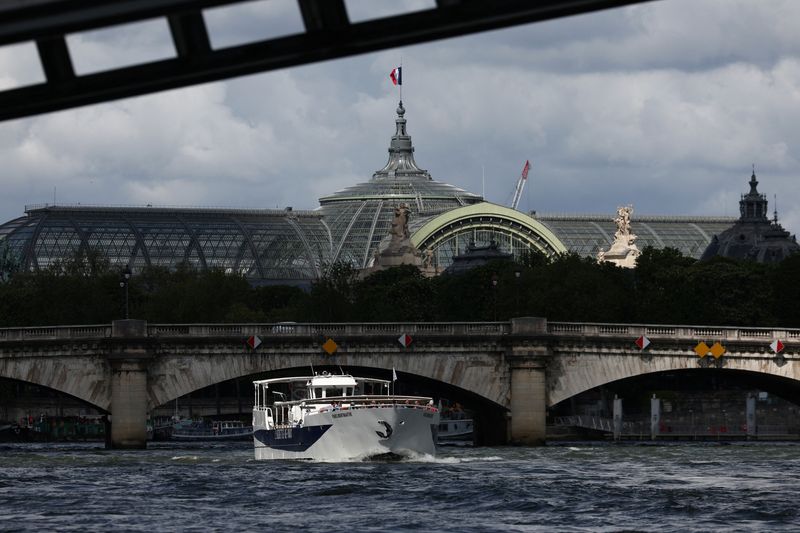 &copy; Reuters. Des touristes voyagent sur un bateau d'excursion le long de la Seine, près du Grand Palais à Paris. /Photo prise le 17 avril 2024/REUTERS/Stéphanie Lecocq