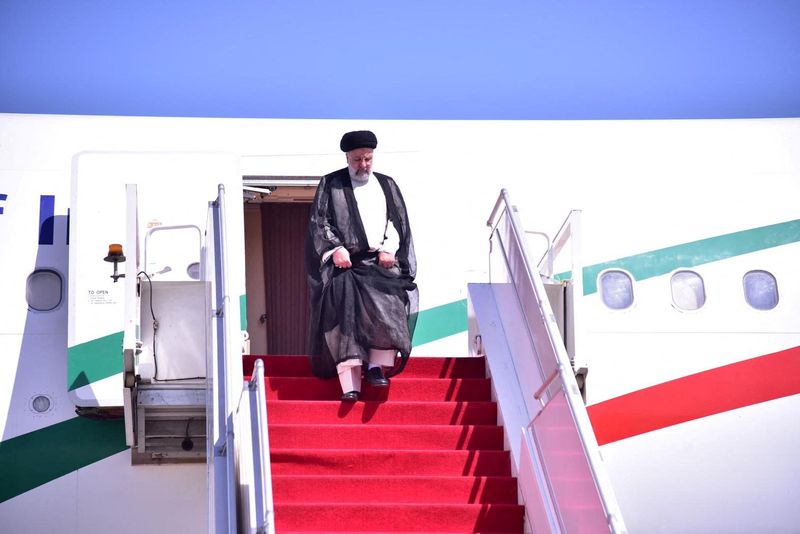 &copy; Reuters. الرئيس الإيراني إبراهيم رئيسي فور وصوله إلى إسلام اباد يوم 22 أبريل نيسان 2024. صورة لرويترز من وزارة الخارجية الباكستانية. (يحظر إعادة بيع الص