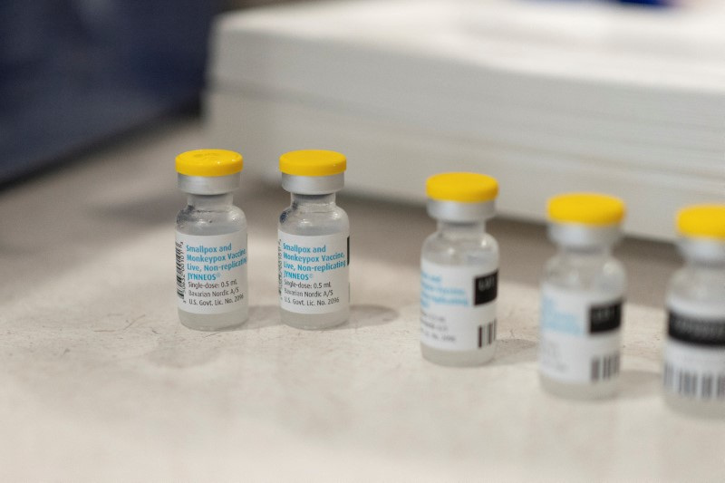 &copy; Reuters. FOTO DE ARCHIVO. Imagen referencial de viales de la vacuna JYNNEOS contra la viruela y la mpox se colocan sobre una mesa durante una clínica ofrecida por el Departamento de Salud Pública del Condado de Pima en el Centro de Salud Pública Abrams en Tucso