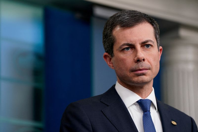 &copy; Reuters. FILE PHOTO: U.S. Secretary of Transportation Pete Buttigieg attends a press briefing the day after the collapse of the Francis Scott Key Bridge in Baltimore, at the White House in Washington, U.S., March 27, 2024. REUTERS/Elizabeth Frantz/File Photo