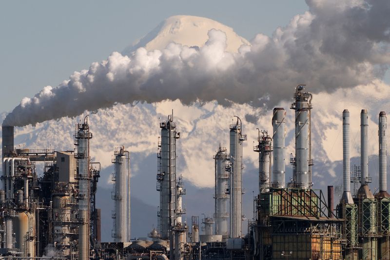 &copy; Reuters. FILE PHOTO: A view shows Marathon Petroleum's refinery in Anacortes, Washington, U.S., March 9, 2022.  REUTERS/David Ryder/File Photo