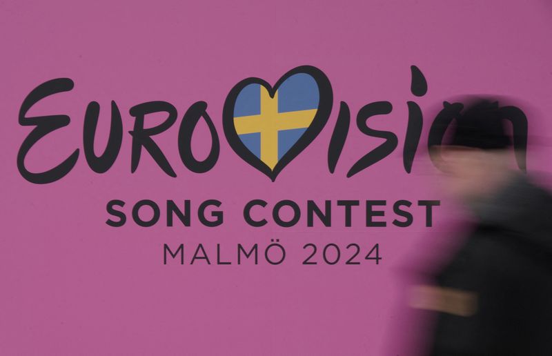 &copy; Reuters. شخص يسير بجوار شعار مسابقة يوروفيجن للأغنية في مالمو بالسويد يوم 17 أبريل نيسان 2024. تصوير: توم ليتل - رويترز.