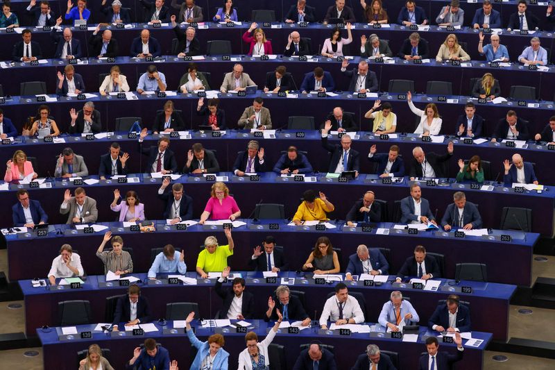 &copy; Reuters. FILE PHOTO: Members of the EU Parliament vote during a plenary session at the European Parliament in Starsbourg, France June 13, 2023. REUTERS/Yves Herman/File Photo