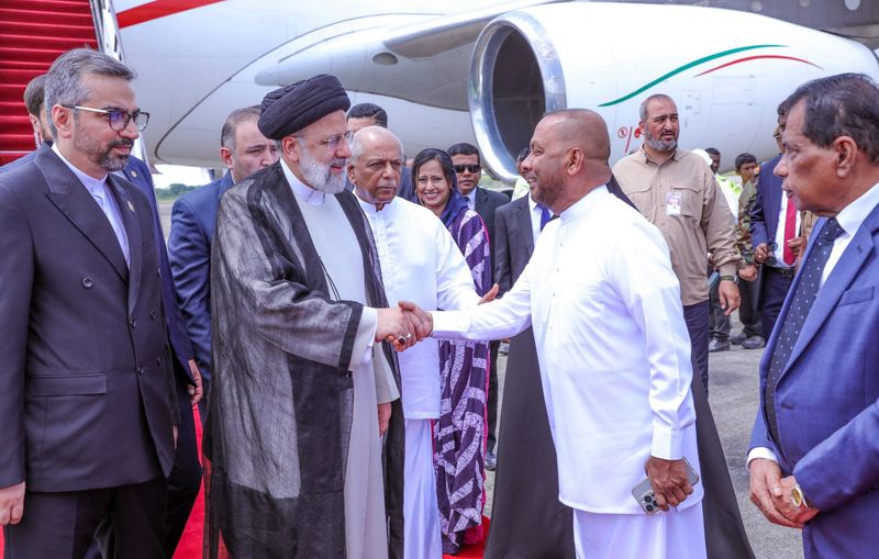 &copy; Reuters. イランのライシ大統領は２４日、スリランカを訪問し、同国などアジア諸国との関係を強化する用意があると述べた。２４日撮影の提供写真。（２０２４年　ロイター）