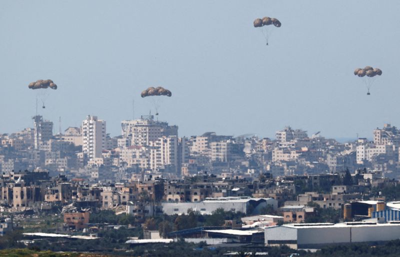&copy; Reuters. L'aide humanitaire tombe du ciel vers la bande de Gaza. /Photo prise le 20 mars 2024 REUTERS/Amir Cohen