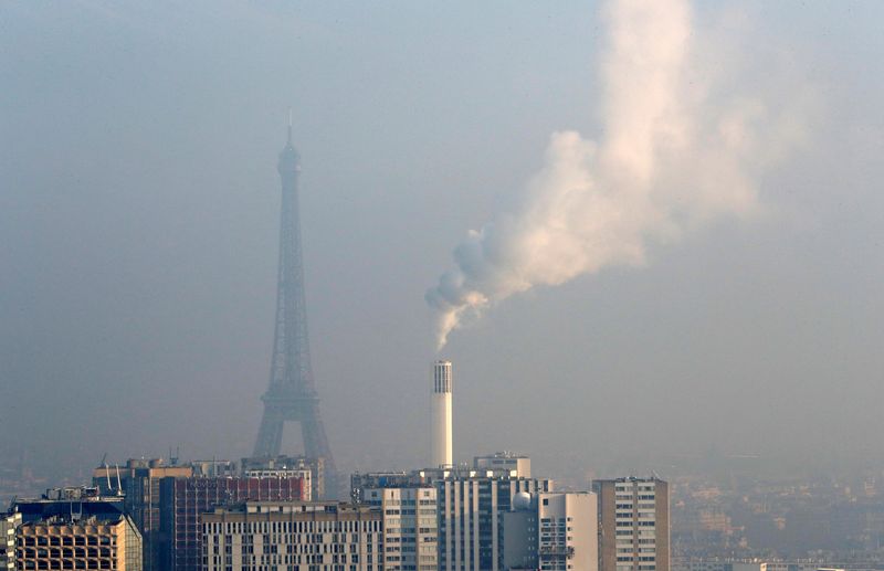 &copy; Reuters. FILE PHOTO: A view from the AirParif Generali balloon shows the Eiffel Tower through a small-particle haze as air pollution levels rise in Paris, France, January 23, 2017. REUTERS/Philippe Wojazer/File Photo
