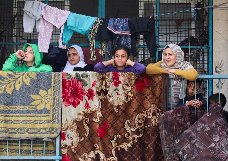 &copy; Reuters. Palestinos desalojados em abrigo em Deir Al-Balah
 23/4/2024   REUTERS/Ramadan Abed