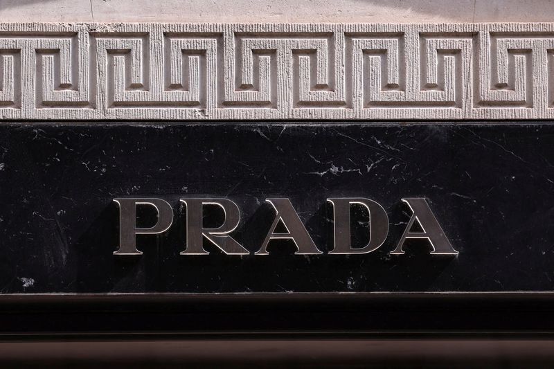 &copy; Reuters. Il logo della casa di moda Prada fuori da un negozio a Milano, Italia, 8 aprile 2024. REUTERS/Claudia Greco