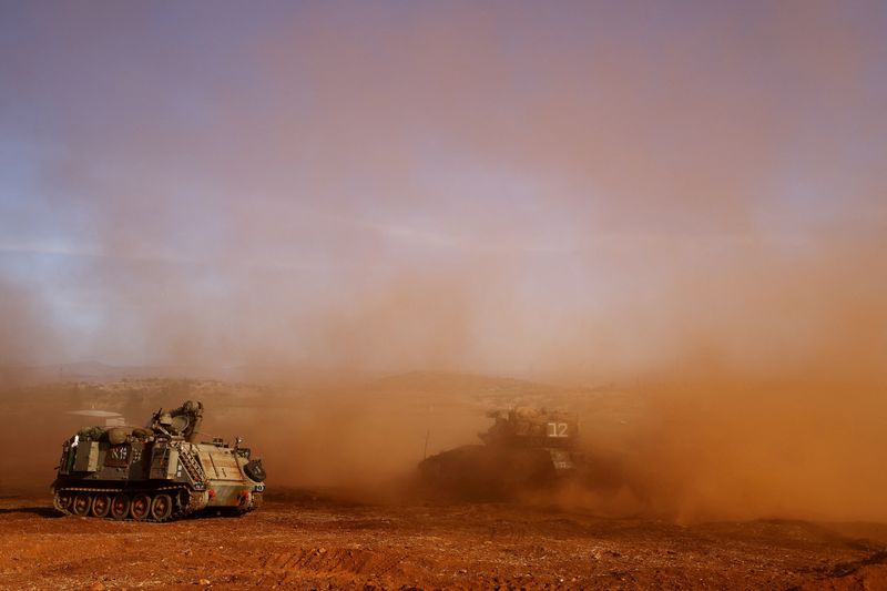 &copy; Reuters. ناقلة جند مدرعة ودبابة إسرائيليتين تشاركان في تدريب عسكري بالقرب من الحدود الإسرائيلية مع لبنان في شمال إسرائيل يوم 26 أكتوبر تشرين الأول 2023