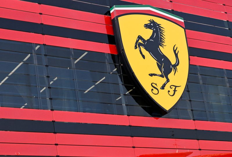 &copy; Reuters. Il logo di Ferrari è visibile nella sede centrale mentre l'amministratore delegato Benedetto Vigna svela la nuova strategia a lungo termine dell'azienda, a Maranello, Italia, il 15 giugno 2022. REUTERS/Flavio Lo Scalzo