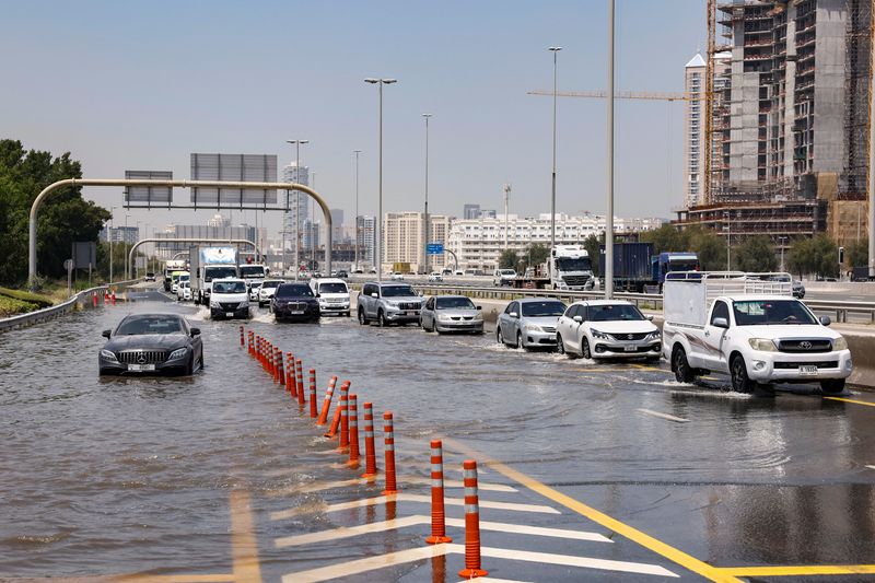 &copy; Reuters. سيارة عالقة في أحد الطرق السريعة التي غمرتها المياه جراء هطول أمطار غزيرة على دبي يوم 19 أبريل نيسان 2024. تصوير: عمرو الفقي - رويترز
