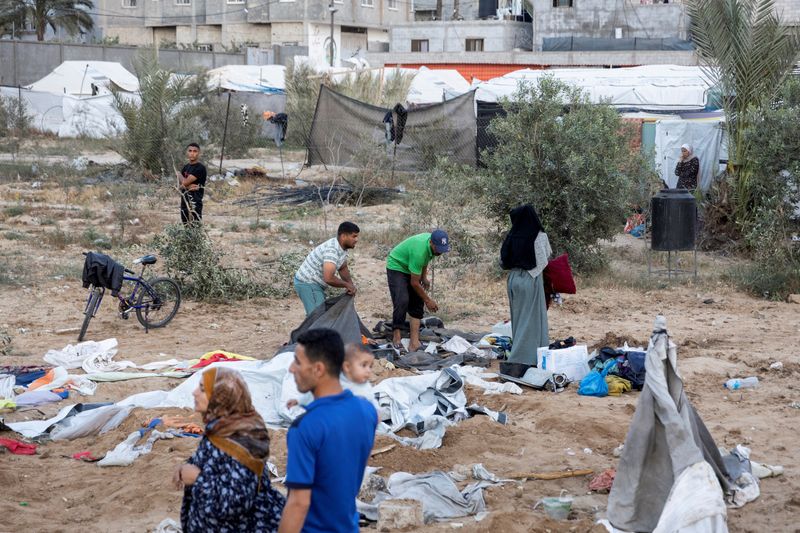 &copy; Reuters. نازحون فلسطينيون يتفقدون موقع غارة إسرائيلية استهدفت مخيما في رفح بجنوب قطاع غزة يوم 22 أبريل نيسان 2024. تصوير: مهدي زعرب - رويترز