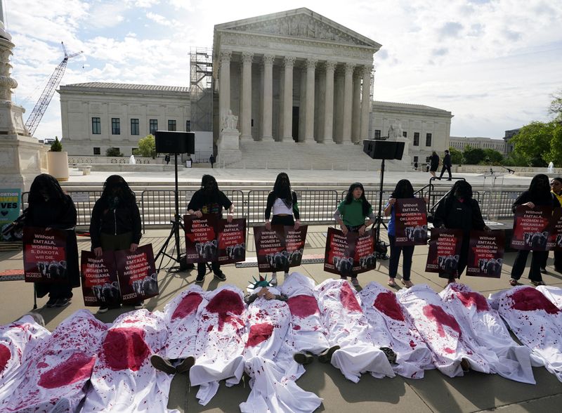 © Reuters. Abortion rights supporters stage a 