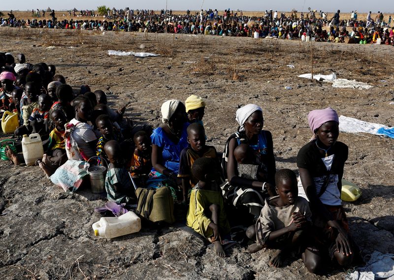 &copy; Reuters. نساء وأطفال في انتظار تسجيل أسمائهم قبل توزيع حصص الغذاء عليهم من برنامج الأغذية العالمي التابع للأمم المتحدة في ولاية لير بجنوب السودان في
