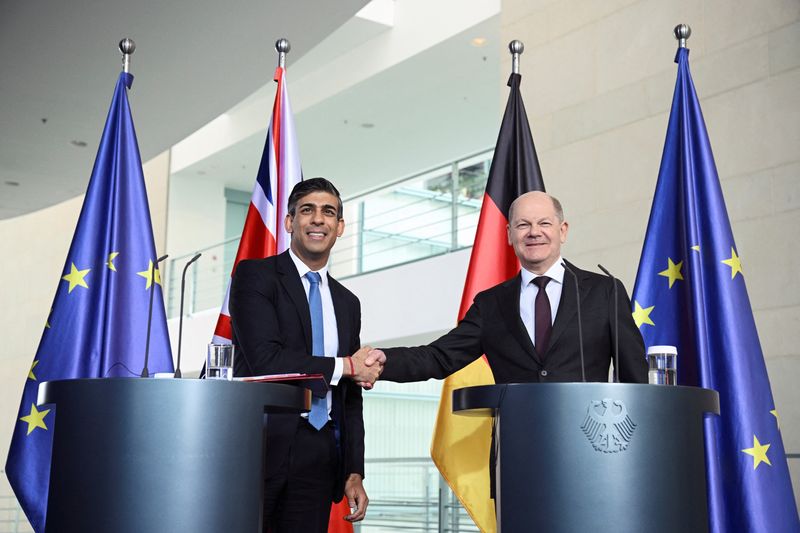 © Reuters. German Chancellor Olaf Scholz shakes hands with British Prime Minister Rishi Sunak, as they attend a press conference, at the Chancellery in Berlin, Germany, April 24, 2024. REUTERS/Annegret Hilse