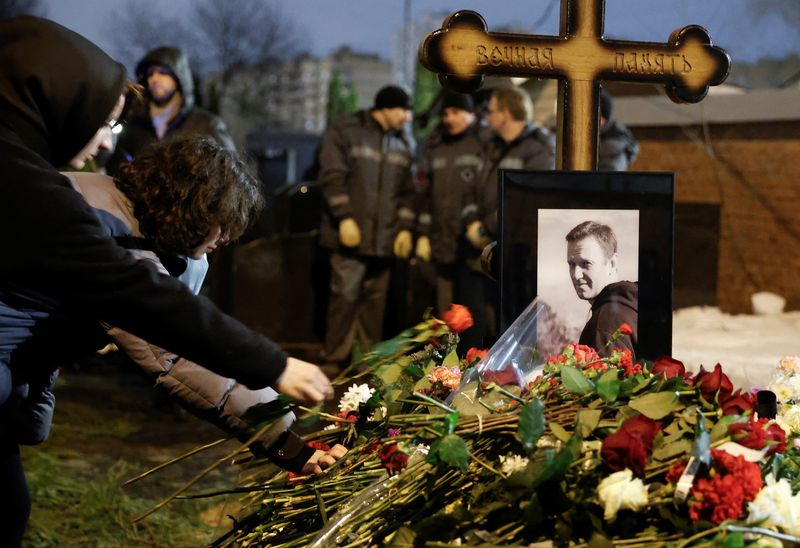 &copy; Reuters. FOTO DE ARCHIVO: La gente deposita flores en la tumba del político opositor ruso Alexei Navalny tras su funeral en el cementerio de Borisovskoye en Moscú, Rusia, 1 de marzo de 2024. REUTERS/Stringer/Foto de archivo