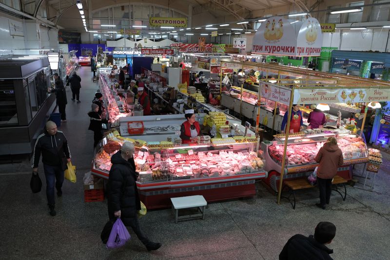 &copy; Reuters. Foto de archivo: Un mercado de alimentos en San Petersburgo, Rusia. 10 de noviembre de 2023. REUTERS/Anton Vaganov.