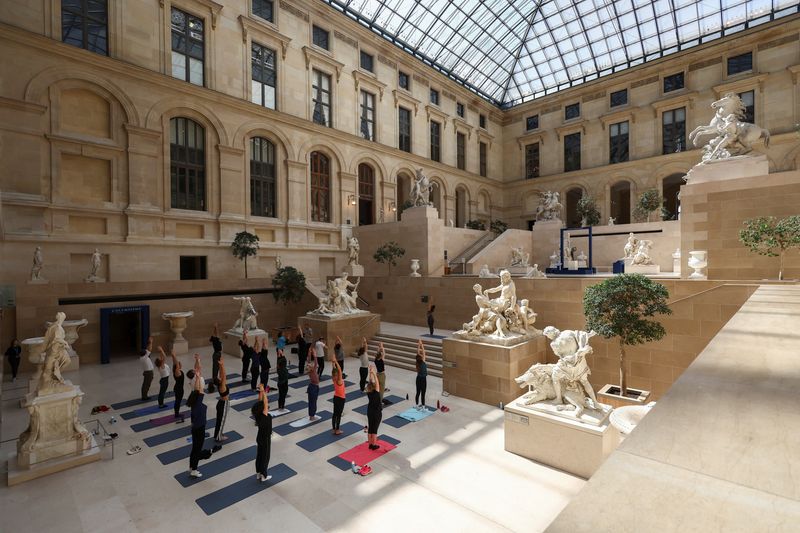 &copy; Reuters. Miembros del personal del Museo del Louvre y agentes del centro coreográfico de Creteil participan en una clase de yoga como parte del ensayo general de 'Correr en el Louvre', una serie de visitas deportivas al Louvre, a medio camino entre una visita gui