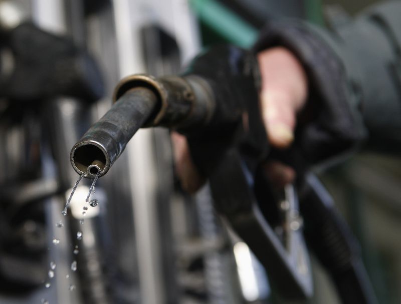 &copy; Reuters. An employee holds a gas pump to refill a car at a petrol station in Budapest January 11, 2012. REUTERS/Bernaadett Szabo/File Photo