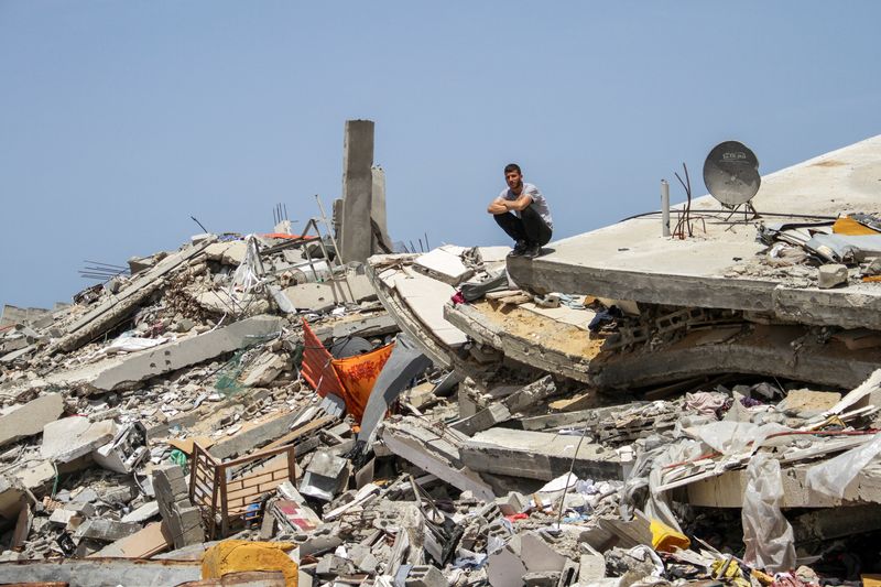 &copy; Reuters. FOTO DE ARCHIVO: Un hombre palestino sentado sobre los escombros de una casa destruida por ataques israelíes, en medio del actual conflicto entre Israel y Hamás, en el norte de la Franja de Gaza. 22 de abril de 2024. REUTERS/Mahmoud Issa/Archivo