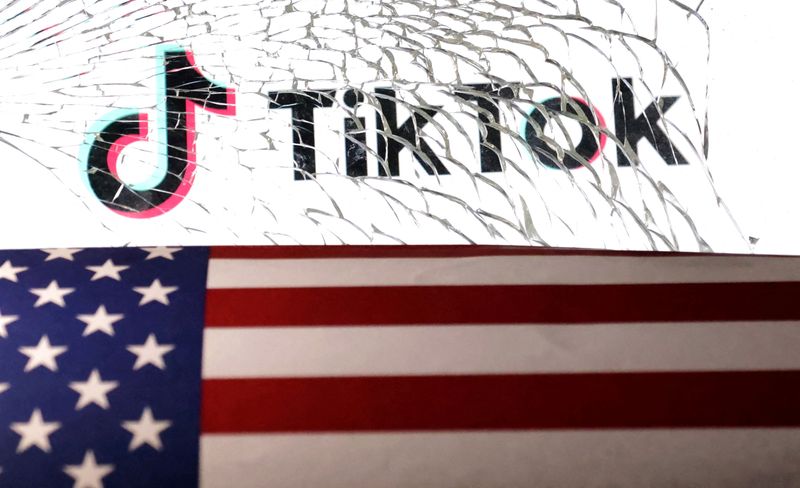 © Reuters. Ilustração mostra bandeira dos EUA e logo do TikTok
 20/3/2024   REUTERS/Dado Ruvic