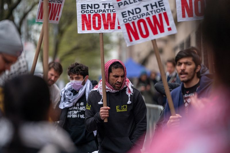 &copy; Reuters. متظاهرون يتجمعون لإظهار دعمهم للفلسطينيين خارج جامعة كولومبيا في مدينة نيويورك يوم 24 أبريل نيسان 2024. تصوير: ديفيد دي ديلجادو - رويترز