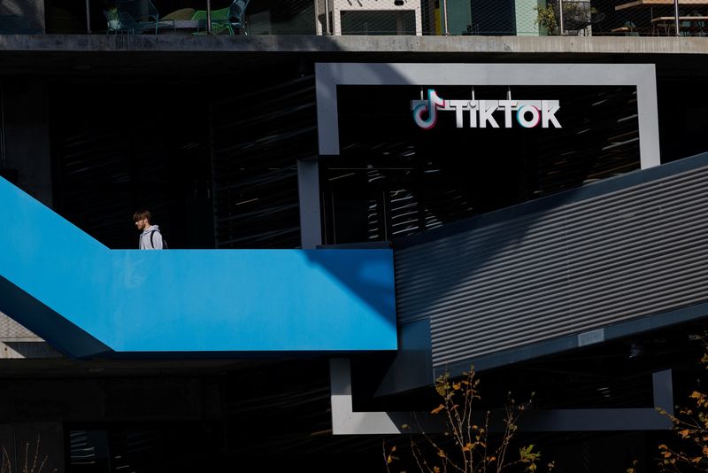 © Reuters. FILE PHOTO: A person arrives at the offices of Tik Tok after the U.S. House of Representatives overwhelmingly passed a bill that would give TikTok's Chinese owner ByteDance about six months to divest the U.S. assets of the short-video app or face a ban, in Culver City, California, U.S., March 13, 2024.  REUTERS/Mike Blake/File Photo