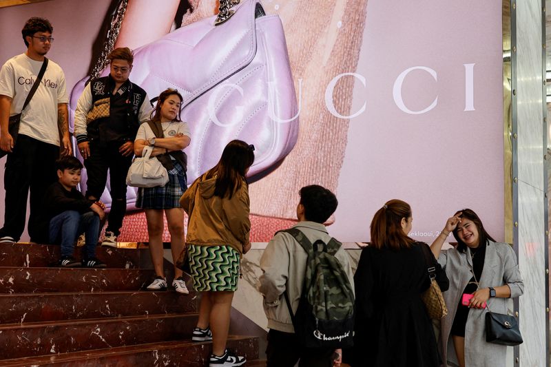 &copy; Reuters. FILE PHOTO: People queue outside a Gucci store in Tsim Sha Tsui, a bustling shopping hotspot, in Hong Kong, China December 5, 2023. REUTERS/Tyrone Siu/File Photo