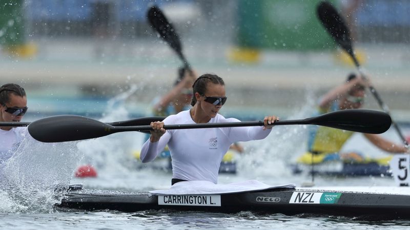 &copy; Reuters. FOTO DE ARCHIVO: Lisa Carrington, de Nueva Zelanda, en acción en la semifinal 2 de la K4 500m femenina de las pruebas de canotaje de los Juegos Olímpicos de Tokio 2020, en el Sea Forest Waterway de Tokio, Japón. 7 de agosto, 2021. REUTERS/Alkis Konstan