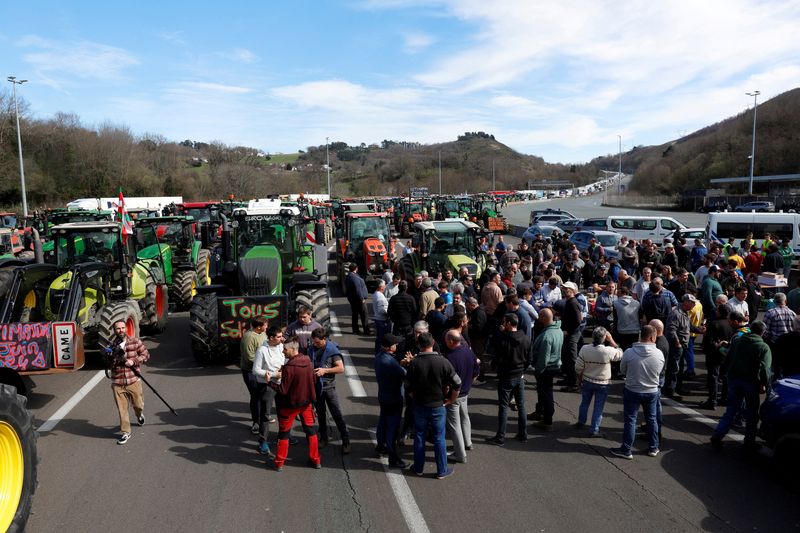 &copy; Reuters. FILE PHOTO: French and Spanish farmers block the motorway border between France and Spain during a protest over price pressures, taxes and green regulation, grievances shared by farmers across Europeat Biriatou, France, March 7, 2024. REUTERS/Vincent West