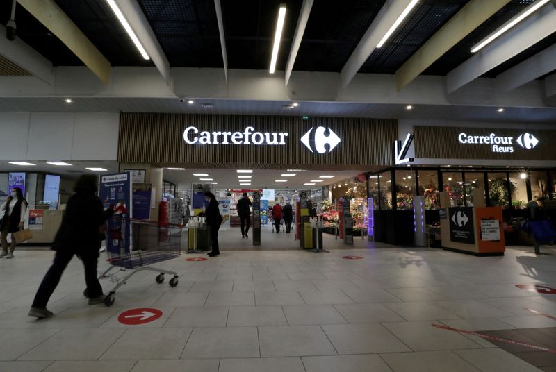 © Reuters. FILE PHOTO: A customer pushes a shopping trolley in a Carrefour Hypermarket store in Nice, France, February 17, 2021.   REUTERS/Eric Gaillard/File Photo