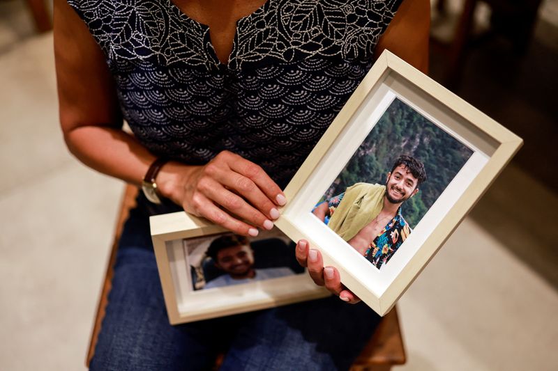 &copy; Reuters. راشيل جولدبرج بولين، أم إسرائيلية تحمل صورة ابنها الرهينة الأمريكي الإسرائيلي هيرش، الذي يحتجزه مقاتلو حركة حماس داخل قطاع غزة، في صورة ال