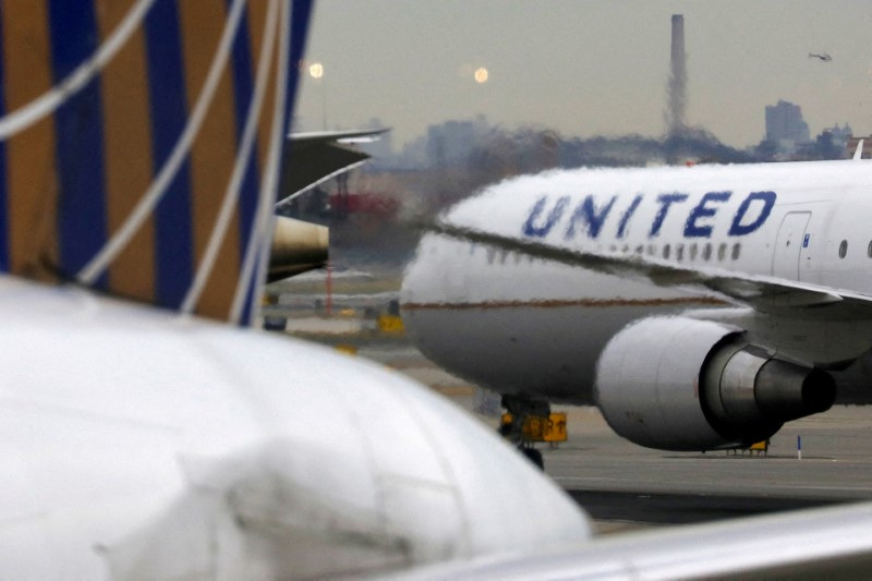 &copy; Reuters. Imagen de archivo de un avión de United Airlines en el aeropuerto internacional Newark Liberty, Nueva Jersey, EEUU. 6 diciembre 2019. REUTERS/Chris Helgren