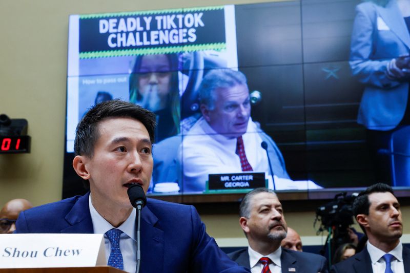 &copy; Reuters. Foto de Archivo: El CEO de TikTok, Shou Zi Chew, declara ante el Comité de Energía y Comercio de la Cámara de Representantes, en Washington. 23 de marzo 2024 REUTERS/Evelyn Hockstein