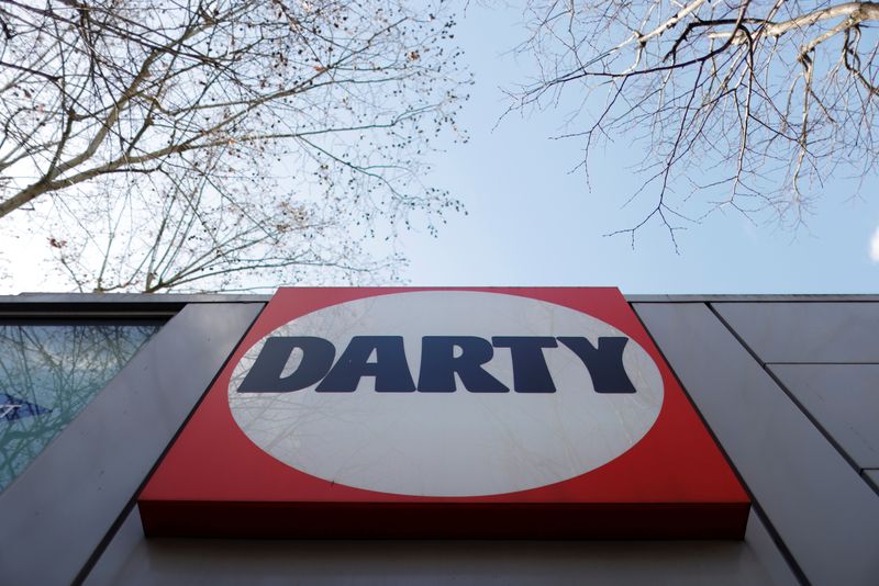 &copy; Reuters. Le logo du détaillant de produits électriques Darty est visible à l'entrée d'un magasin à Paris, France. /Photo prise le 23 février 2021/REUTERS/Sarah Meyssonnier