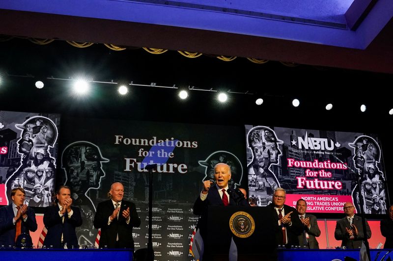 © Reuters. U.S. President Joe Biden delivers remarks at a conference held by the North America's Building Trades Unions at the Washington Hilton in Washington, U.S., April 24, 2024. REUTERS/Elizabeth Frantz