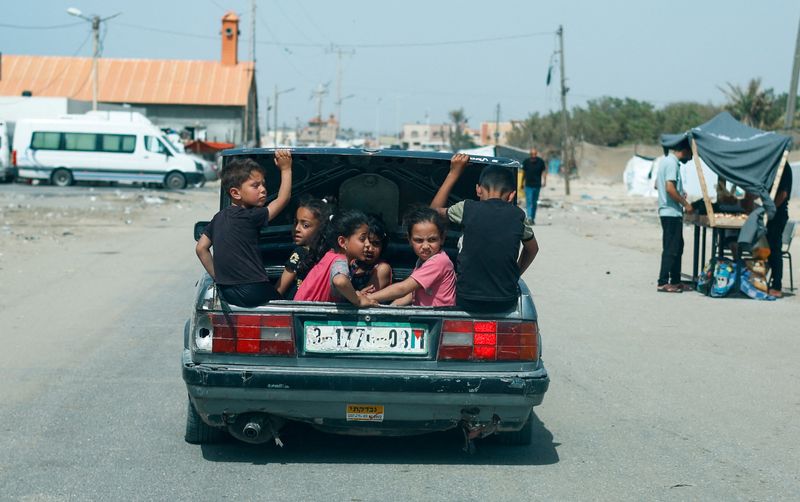 &copy; Reuters. Niños sentados en el maletero de un coche, en medio del actual conflicto entre Israel y Hamás, en Ráfah, en el sur de la Franja de Gaza. 24 de abril de 2024. REUTERS/Mohammed Salem.