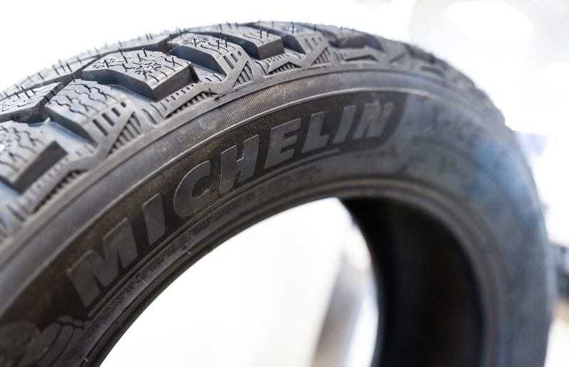&copy; Reuters. Un pneu produit par la société française Michelin est exposé chez un concessionnaire à Moscou, en Russie. /Photo prise le 23 mars 2023/REUTERS/Maxim Shemetov