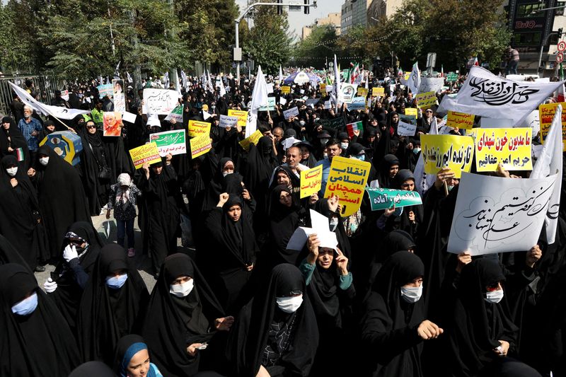 &copy; Reuters. Foto de Archivo: Personas progubernamentales se manifiestan contra concentraciones de protesta en Irán, en Teherán, Irán. 23 de septiembre de 2022.  Majid Asgaripour/WANA (Agencia de Noticias de Asia Occidental) vía REUTERS.
