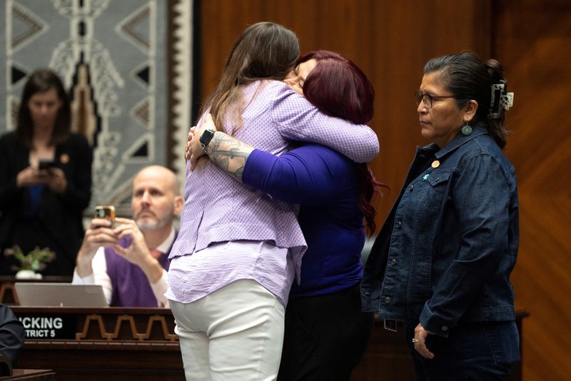 © Reuters. Arizona State Rep. Stephanie Stahl Hamilton is hugged by Arizona State Sen. Anna Hernandez after Arizona House Democrats repealed an 1864 law that bans nearly all abortions, during a state legislative session at the Arizona State Capitol in Phoenix, Arizona, U.S. April 24, 2024. REUTERS/Rebecca Noble