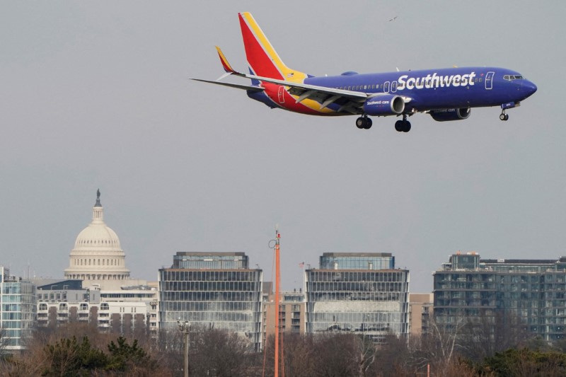 &copy; Reuters. FILE PHOTO: A Southwest Airlines aircraft flies past the U.S. Capitol before landing at Reagan National Airport in Arlington, Virginia, U.S., January 24, 2022. REUTERS/Joshua Roberts/File Photo