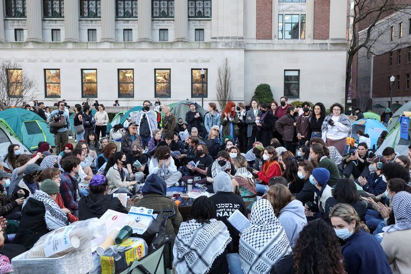 &copy; Reuters. FILE PHOTO: A collective of groups organised by Jewish students at Columbia and Barnard in solidarity with Gaza and the protest encampment host Passover Seder at Columbia University, during the ongoing conflict between Israel and the Palestinian Islamist 