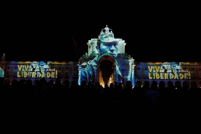 &copy; Reuters. People look at a video mapping projection to celebrate the 50th anniversary of Portugal's Carnation Revolution, which ended Europe's longest dictatorship, in Lisbon, Portugal April 24, 2024. REUTERS/Pedro Nunes